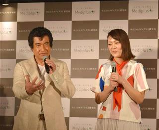 愛媛県の魅力について語る藤岡弘、さん（左）とみかんさん＝１８日、東京都渋谷区