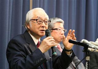 ４０００億円の損失計上の経緯などについて説明する日本郵政の長門正貢社長＝２５日、東京都千代田区