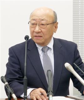 記者会見する任天堂の君島達己社長＝２７日午後、大阪市