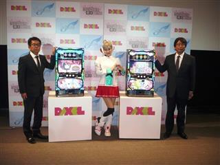 ダイコク電機の栢森秀行社長（筐体右）もＤＡＸＥＬならではのコンテンツを重視したアニスロに自信を窺わせる