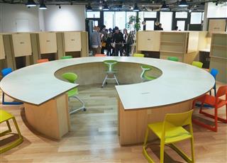 報道陣に公開された複合ビル「渋谷キャスト」のシェアオフィス＝２６日午前、東京都渋谷区