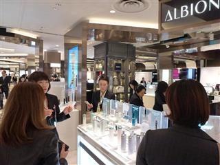 高島屋がオープンした空港型免税店。訪日外国人のニーズに対応して化粧品の売り場を増やした＝２７日、東京都渋谷区（大柳聡庸撮影）