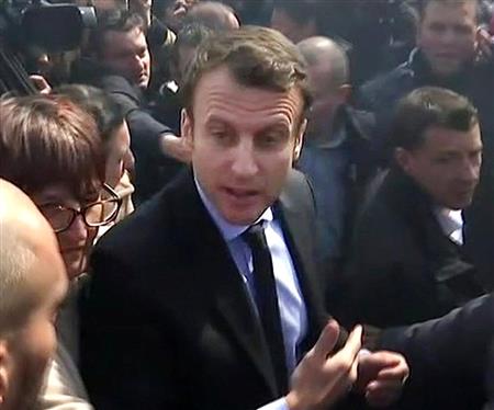 マクロン前経済相＝２７日、フランスアミアンの工場（ロイター）