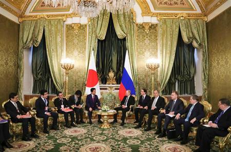 ロシアのプーチン大統領（中央右）と会談する安倍晋三首相（同左）＝２７日、モスクワ（ＡＰ）