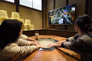 糀手湯をしながらみそ、しょうゆの製造工程などの説明を聞く（ヤマト醤油味噌提供）