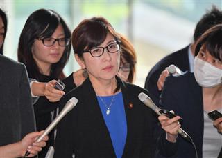北朝鮮のミサイル発射を受け、官邸に入る稲田朋美防衛相(中央)=29日午前、首相官邸(宮崎瑞穂撮影) 北朝鮮のミサイル発射を受け、官邸に入る稲田朋美防衛相(中央)=29日午前、首相官邸(宮崎瑞穂撮影)
