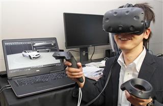 ヘッドマウントディスプレーで自動車を眺められるソフト。ＶＲが製造業に変革を起こそうとしている＝２４日、名古屋市