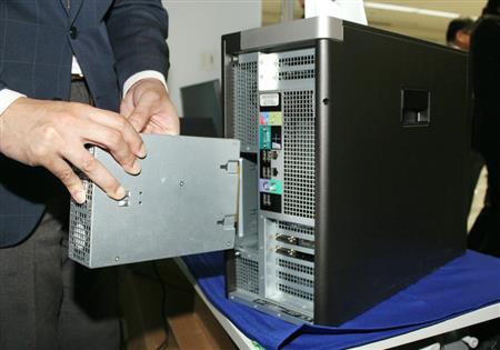 フラグシップモデル「Precisionタワー7000シリーズTower7910」の背面。電源ユニットを簡単に取り外せる＝２４日、名古屋市