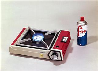 岩谷産業が1969年に発売した業界初のカセットコンロ「カセットフー」（写真提供：岩谷産業）