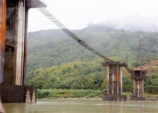 ミャンマー・ミッソンで、建設途中のまま放置されたダム工事用の橋脚＝３月（共同）