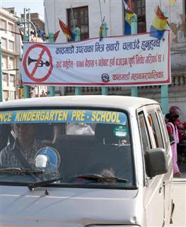 ネパールの首都カトマンズ市内に掲げられた「クラクション禁止」規制の横断幕＝４月２４日（共同）