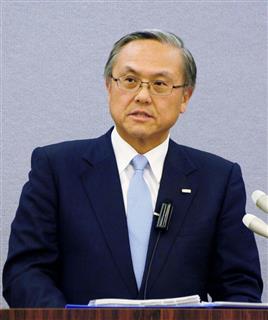 記者会見で東芝の状況を「大変残念」と語る三井住友銀行の国部毅頭取（当時）＝３月１６日、東京都千代田区