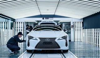 愛知県のトヨタ元町工場で生産されるレクサスの最上級車「LC」 愛知県のトヨタ元町工場で生産されるレクサスの最上級車「LC」