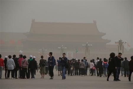 黄砂に覆い尽くされる天安門広場＝４日（ロイター）