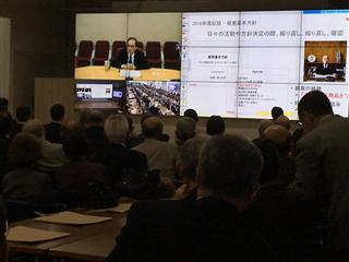 海外出張先からテレビ会議システムでＯＢ会向けに経営方針を説明する戴正呉社長＝堺市堺区のシャープ本社