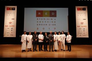 「REDU-352017」審査員団の(左から)脇屋友詞さん、落合務さん、田崎真也さん、●岡邦夫さん、千住明さん、辻芳樹さん、鎧塚俊彦さん、狐野扶実子さん、生江史伸さん、黒木純さん=4月10日、日本橋三井ホール●=徳の心の上に一 「REDU-352017」審査員団の(左から)脇屋友詞さん、落合務さん、田崎真也さん、●岡邦夫さん、千住明さん、辻芳樹さん、鎧塚俊彦さん、狐野扶実子さん、生江史伸さん、黒木純さん=4月10日、日本橋三井ホール●=徳の心の上に一