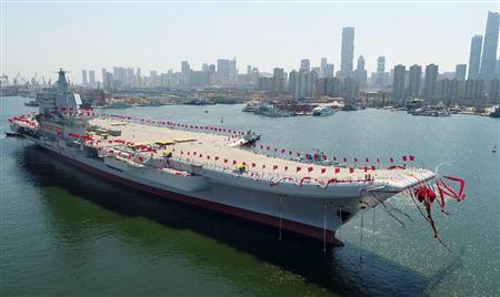 進水した中国初の国産空母＝４月２６日、中国遼寧省大連市（新華社＝共同）
