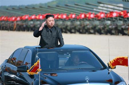 北朝鮮の労働新聞が４月２６日掲載した、軍による攻撃演習を視察する金正恩朝鮮労働党委員長の写真（共同）