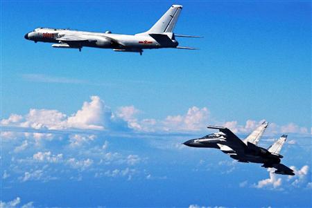 中国人民解放軍のＳＵ３０戦闘機（右）とＨ－６Ｋ爆撃機（ＡＰ）