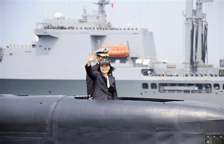 台湾軍の潜水艦を視察する蔡英文総統＝３月２１日、高雄市（台湾軍事新聞通信社提供・共同）