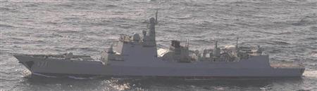 沖縄本島と宮古島の間を通過した中国海軍のルーヤンＩＩ級ミサイル駆逐艦＝３月２日（防衛省提供）