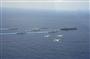 沖縄県東方で実施された自衛隊と米軍の共同訓練。艦艇は先頭が米海軍の原子力空母カール・ビンソン、手前右が海自の護衛艦あしがら、手前左が護衛艦さみだれ。航空機は先頭が空自のＦ１５戦闘機、後方２機が米海軍のＦＡ１８戦闘攻撃機＝４月２８日（航空自衛隊提供）