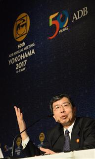 会見する中尾武彦ＡＤＢ総裁＝４日、横浜市西区（伴龍二撮影）