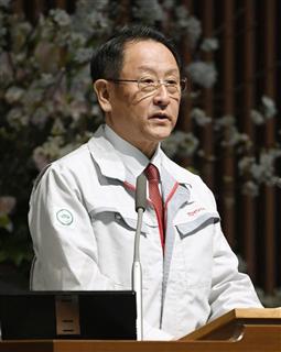 入社式であいさつするトヨタ自動車の豊田章男社長=4月3日午前、愛知県豊田市 入社式であいさつするトヨタ自動車の豊田章男社長=4月3日午前、愛知県豊田市