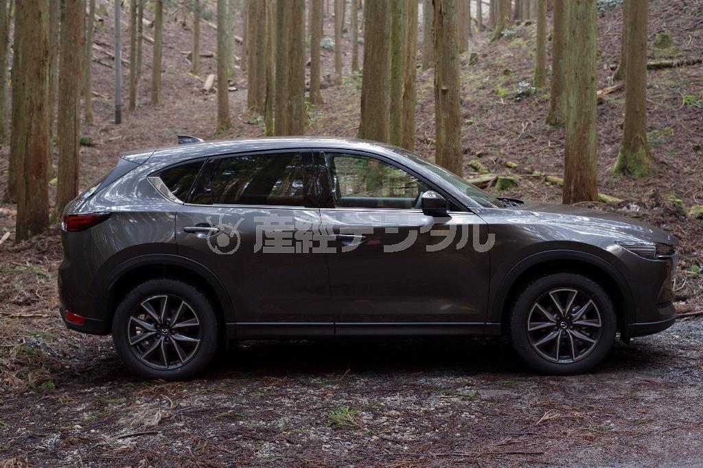 前から見て美しいのはロングノーズだから。微妙に逆スラントしたグリルもスタイルを引き締める。マツダ・ＣＸ－５