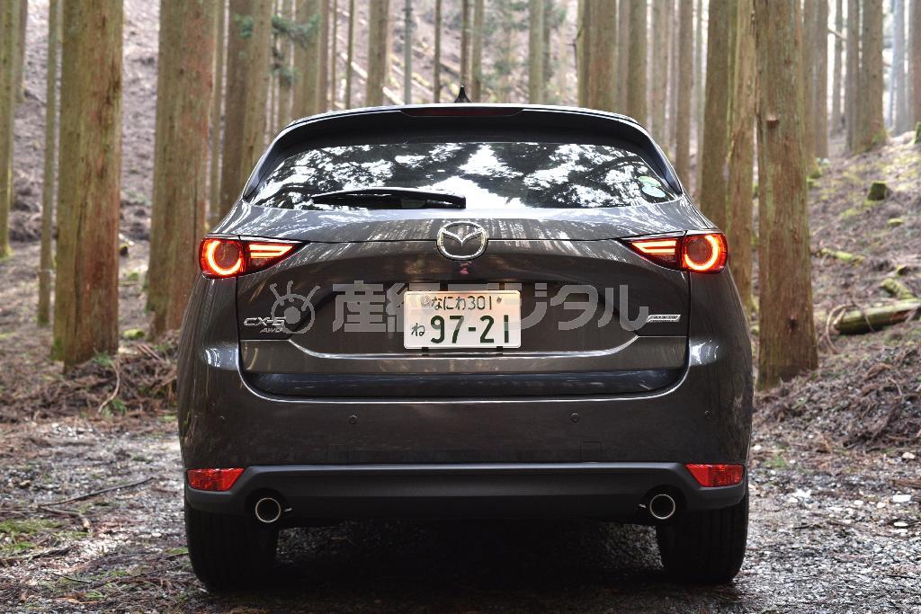 マフラーは左右２本出し。マツダ・ＣＸ－５