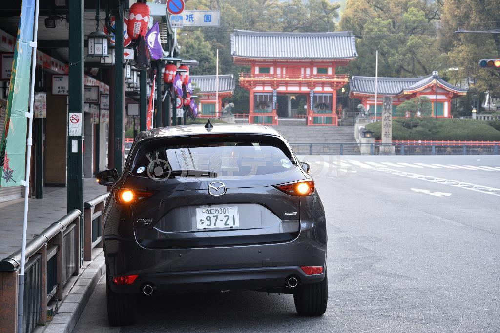 京都・祇園、四条大通りに停めたマツダ・ＣＸ－５。奥には八坂神社が見える