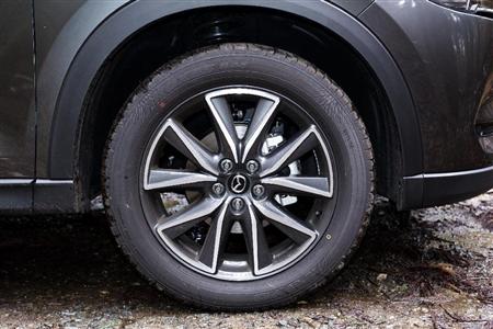 タイヤサイズは前後とも２２５／５５Ｒ１９。画像は前輪。マツダ・ＣＸ－５