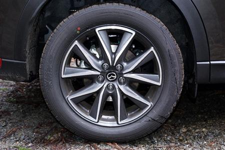 後輪。マツダ・ＣＸ－５