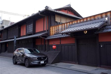 京都・祇園、「仮名手本忠臣蔵」にも登場する一力茶屋（万亭）の前で。マツダ・ＣＸ－５