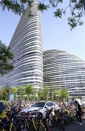 北京市朝陽区にあるオフィスビル群「望京ＳＯＨＯ」の前に置かれたシェアリング自転車（中国新聞社）