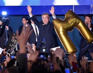 広場で演説を行い、聴衆に手を振る文在寅氏＝１０日午前、韓国・ソウル（川口良介撮影）