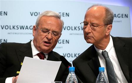 取締役会メンバーのペッチュ氏（右）と、ウィンターコルン前ＣＥＯ＝２０１４年３月、独ベルリン（ＡＰ）