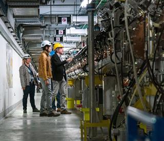 スイス・ジュネーブ近郊の欧州合同原子核研究所に設置された新型入射器Ｌｉｎａｃ４＝４月（ＣＥＲＮ提供・共同）