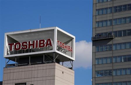 都内の東芝本社に掲げられた社名ロゴマーク＝２月１４日（ロイター）