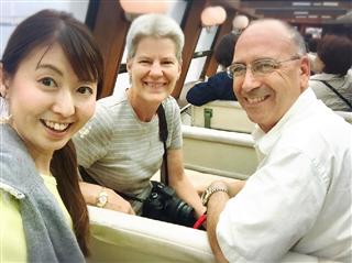乗り合わせた米国から来た夫婦と話がはずんだ。左端は筆者