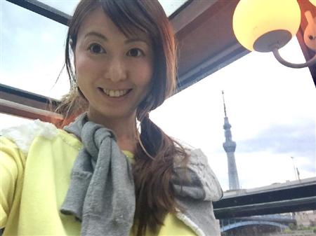 スカイツリーをバックに記念撮影する筆者