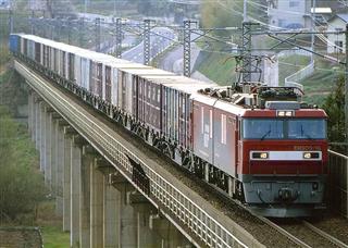 東北本線を走るコンテナ列車。牽引するＥＨ５００形電気機関車は直流・交流区間とも走行可能で、２両をつなげた強力なパワーから「平成のマンモス」と異名を取る