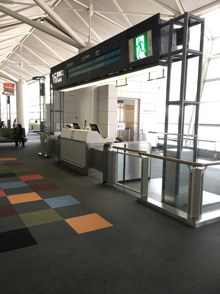 出発前のゲートカウンター