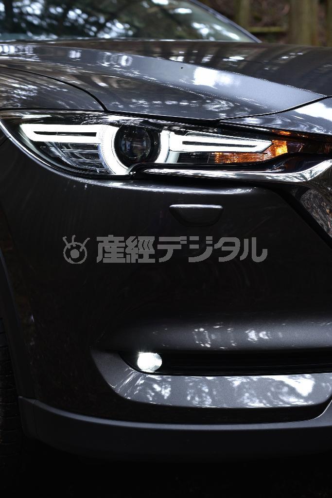 鋭く切れあがった目元はまるでスポーツカーのようだ。マツダ・ＣＸ－５