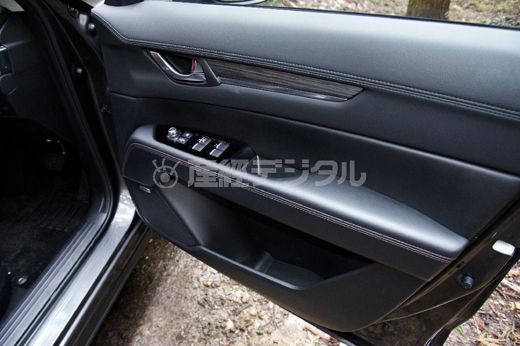 前席ドアに５００ｍｌのペットボトルが入るポケット。マツダ・ＣＸ－５