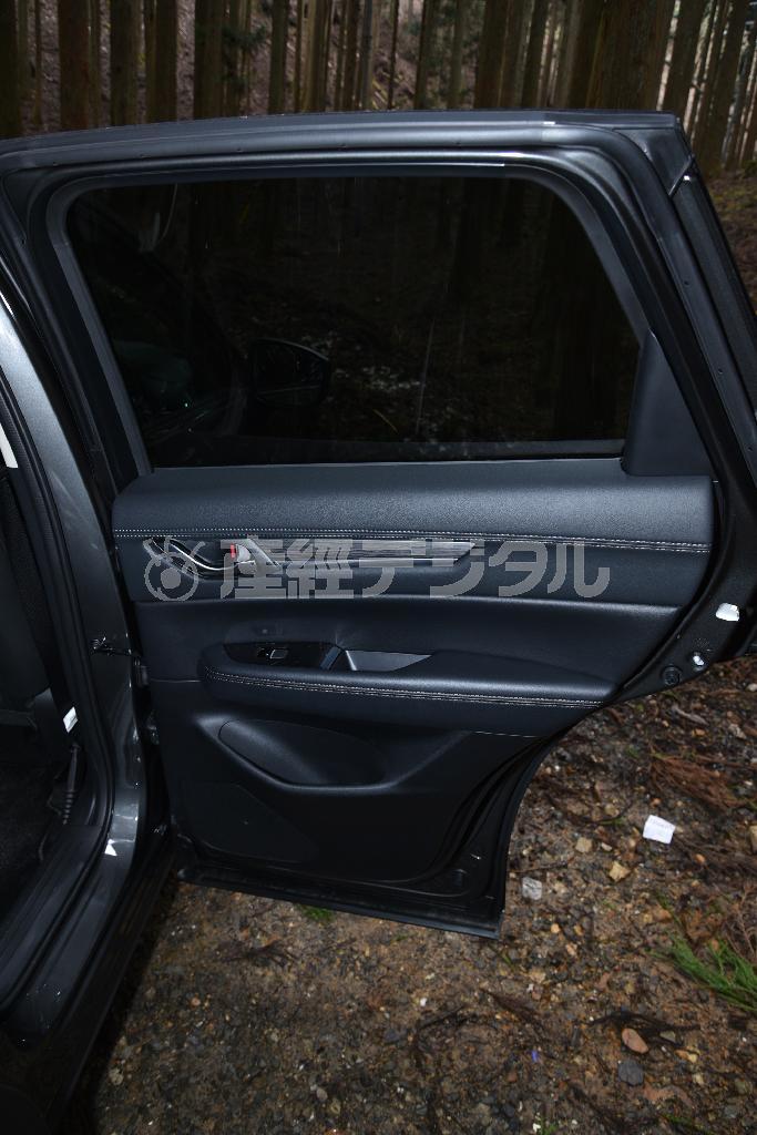 後席ドアも仕立ては前席と同等。マツダ・ＣＸ－５