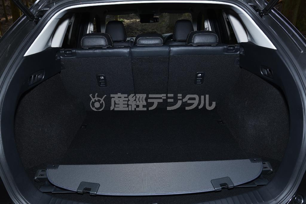 後輪の張り出しはけっこう大きい。マツダ・ＣＸ－５
