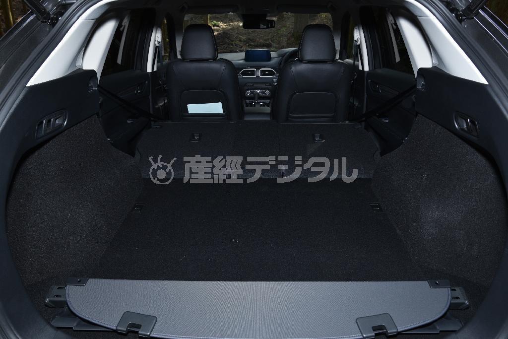 背もたれを倒すだけの仕掛けだが、段差がほぼなく、ほぼフラットになるので使いやすい。一人ならゆったり車中泊できそうだ。マツダ・ＣＸ－５