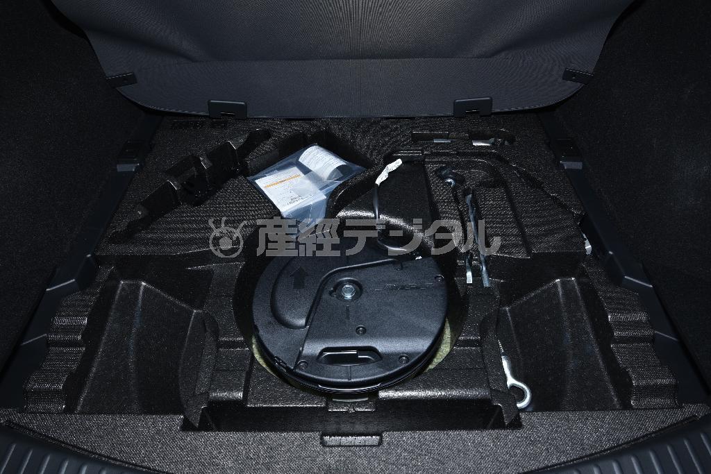 荷室床下に収められたボース社製のサブウーファーユニット。マツダ・ＣＸ－５
