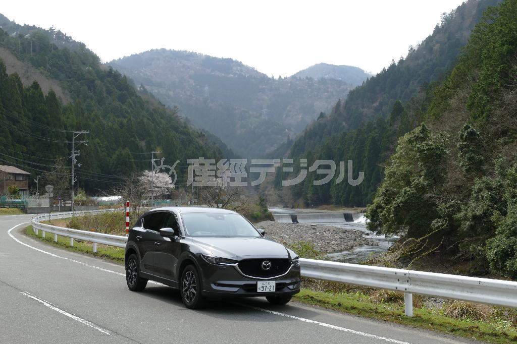 渓流沿いを走る国道４７７号線にて。マツダ・ＣＸ－５